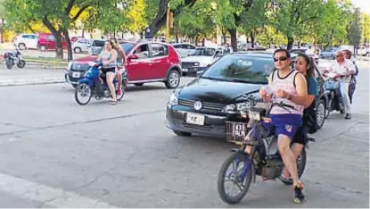  ?? (LA VOZ) ?? Ciudad saturada. De los 64 mil vehículos de San Francisco, 34 mil son motos. Se ve muy poco casco.