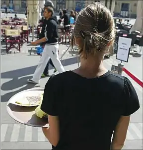  ??  ?? La précarité du secteur n’aide pas les femmes à dénoncer les actes déplacés.