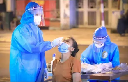  ?? VNA/VNS Photo ?? COVID-19 testing for residents at Đội Cấn Ward, Ba Đình District in Hà Nội last week.