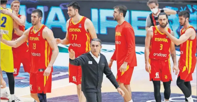  ??  ?? Rubén Guerrero, Víctor Arteaga, Sergio Scariolo, Nacho Llovet, Francis Alonso y Darío Brizuela al final del partido de clasificac­ión para el Eurobasket ante Rumanía.