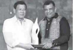  ??  ?? Air Asia boss Tony Fernandes with President Duterte