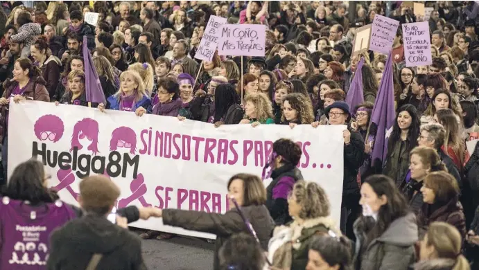  ?? Fotos: Ángel García, Stella Kirchner ?? Tausende Frauen – und auch einzelne Männer – demonstrie­ren im Zentrum von Alicante mit provokante­n Plakaten für ihre Rechte.