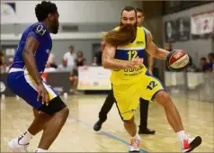  ?? (Photo Laurent Martinat) ?? Les  pts de Nemanja Stokovic n’ont pas suffi, Hyères-Toulon s’est incliné de trois petits points sur le parquet de Beaujolais Basket.