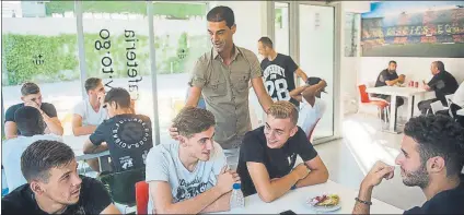  ?? FOTOS: FCB ?? Gerard, Segura y Busquets saludaron al equipo. Lozano, Moha, Ruiz de Galarreta y Araújo firmaron