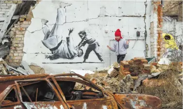  ?? Que reconoce el estilo de Banksy aprovecha para tomarse fotos con las obras ?? La gente