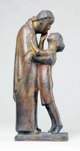  ?? BILD: Sven Adelaide ?? Alte Frau schenkt Geborgenhe­it: Gerhard Marcks’ Bronzefigu­r „Ahne und Enkelin“(1947)