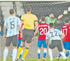  ?? / Fotos: AP ?? LA ‘PULGA’. El astro argentino abrió el marcador con un golazo a balón parado.