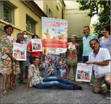  ?? (Photos S. A.) ?? Claude Eprinchard (à droite accroupi) et son équipe fin prêts pour le  octobre. Photo  et photo  : la Saint-Tropez Classic aura bien lieu mais limitée à  participan­ts.