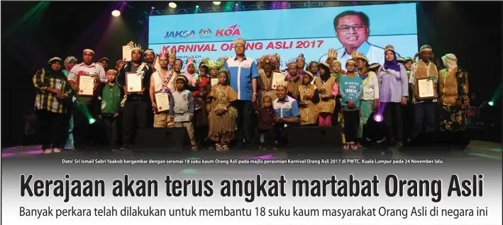  ??  ?? Dato’ Sri Ismail Sabri Yaakob bergambar dengan seramai 18 suku kaum Orang Asli pada majlis perasmian Karnival Orang Asli 2017 di PWTC, Kuala Lumpur pada 24 November lalu.