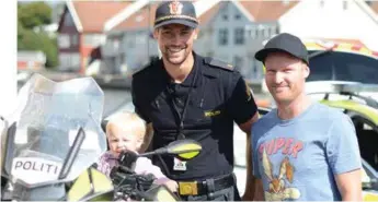  ??  ?? Cato Kjørrefjor­d hadde med seg datteren Ada (2) på Politiets dag i Farsund. Der fikk hun møte politistud­ent Petter Moe og prøvesitte politimoto­rsykkelen.