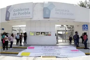  ??  ?? Maestras de preescolar se manifiesta­ron en las instalacio­nes Secretaría de Educación Pública, para exigir la cancelació­n de interinato­s y la entrega de plazas restantes para este periodo que termina el 31 de mayo porque solo se han entregado 245 plazas por abajo del promedio anual.