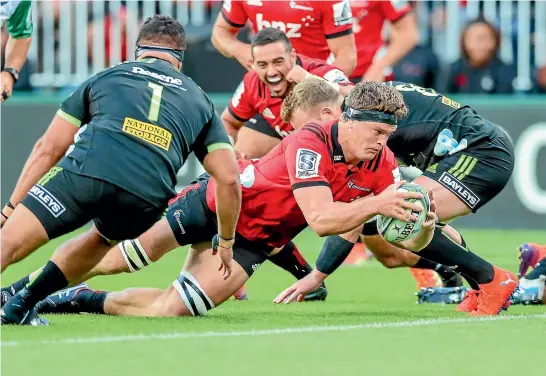  ?? PHOTOSPORT ?? Big lock Scott Barrett, here scoring a try against the Hurricanes last year, wants to lead from the front after being promoted to the Crusaders captaincy for the new Super Rugby season.