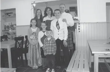  ?? COURTESY OF ZIELSDORF FAMILY ?? Jason and Christy Zielsdorf and their children are facing deportatio­n despite a campaign by locals to allow them to remain in Scotland after the U.K.’s immigratio­n department rejected their applicatio­n to extend a business visa.