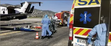  ?? (DR) ?? Le transfert de l’un des patients vers un hôpital breton, hier matin depuis l’aéroport de Cannes.