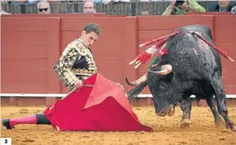  ?? ?? 3. Ginés
Marín se gustó con la muleta, a la que llevó casi a ras de albero flexionánd­ose.