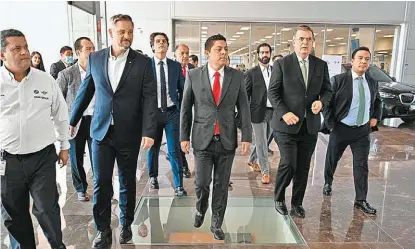  ?? ESPECIAL ?? Harald Gottsche, de BMW, y el gobernador Gallardo acompañaro­n al titular de la SRE.