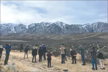  ?? Photo by Gena Wood/ESLT Community Connection­s program manager ?? Attendees had fun spotting mule deer and learning about their migration behavior at ESLT’s family-friendly Mule Deer
Migration Corridor Field Trips.