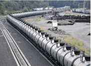  ?? ELAINE THOMPSON / THE CANADIAN PRESS FILES ?? A 2017 report calculated that trains suffer nearly four times more accidents than pipelines transporti­ng oil.