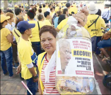  ?? EDD GUMBAN ?? Supporters of former Manila mayor Alfredo Lim gather in front of the Comelec office in Intramuros, Manila yesterday.