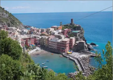  ??  ?? Pour rallier Livourne, l’équipage de Flying Enterprise a longé le magnifique parc national des Cinq Terres et en a profité pour faire une très jolie promenade sur les hauteurs de Vernazza.