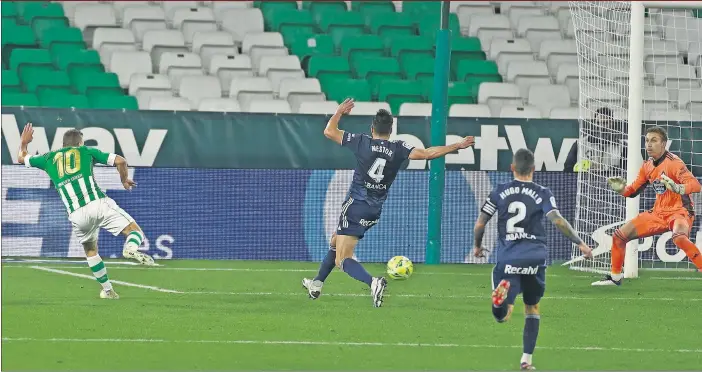  ??  ?? Canales define ante Rubén Blanco en el que era el segundo tanto del cántabro al Celta. Lleva cinco goles en cuatro partidos de Liga desde que volvió de la lesión.