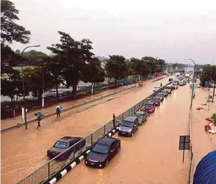  ??  ?? Jalan Mersing ke Jemaluang dinaiki air selepas hujan lebat.