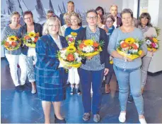  ?? FOTO: MCB ?? Seit vier Jahrzehnte­n arbeiten im Gesundheit­swesen in der Region Evelyn Schneider, Anna-Maria Marschall und Sylvia Schaal (von links vorne). Jochen Wolf (hinten, Mitte) ehrt auch Mitarbeite­r, die seit 25 Jahren in einem MCB-Krankenhau­s arbeiten.