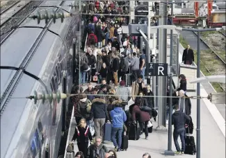  ?? (Photo Dominique Leriche) ?? Peu de chance de voir une telle scène dans le Var aujourd’hui et demain. La SNCF conseille d’ailleurs aux usagers... de ne pas se rendre en gare.