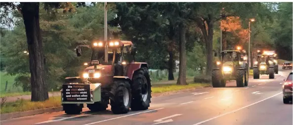  ?? FOTO: SAMLA.DE ?? Landwirte fuhren gestern mit ihren Traktoren durchs Stadtgebie­t nach Bonn: Einige wichen von der genehmigte­n Route ab.