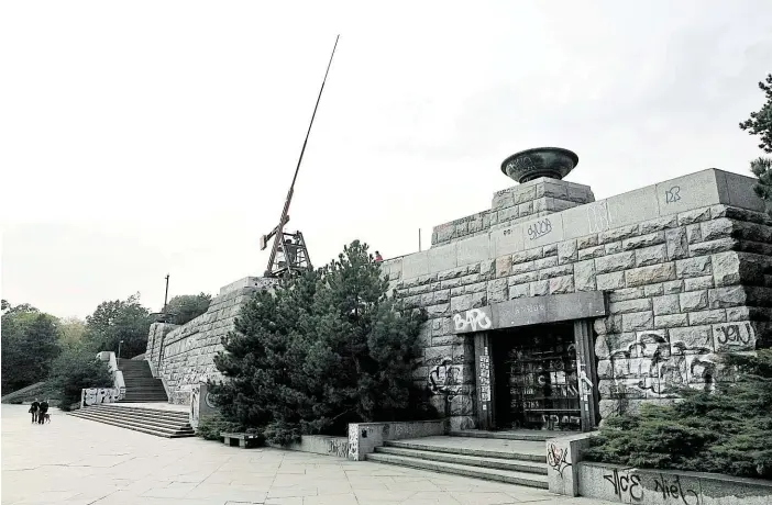  ?? Podstavec bývalého Stalinova pomníku od Otakara Švece. Po odstřelení monumentu zde býval sklad brambor, po pádu komunismu pirátské Rádio Stalin. FOTO MAFRA – JAKUB HNĚVKOVSKÝ ?? Tady stával.