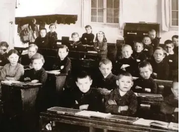 ?? Fotos: Konrad Chronik (2)/Ursula Katharina Balken ?? Eine Aufnahme aus anderen Zeiten: Drei Klassen wurden 1925 zum Teil in einem Raum gemeinsam unterricht­et.