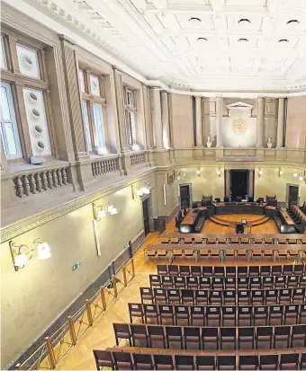  ??  ?? Umgebaut: der Schwurgeri­chtssaal des Straflande­sgerichts Wien. Die Tischreihe­n (Bildmitte) gehören