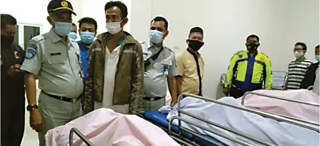  ?? SOPIAN/SUMUT POS ?? TERJEPIT BODI MOBIL: Jenazah korban kecelakaan di Rumah Sakit Bhayangkar­a Kota Tebing Tinggi. Kemarin semua jenazah diserahkan ke keluarga masing-masing.