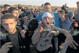  ?? RTR ?? Urgencia. Un grupo de palestinos retira ayer a uno de los heridos.