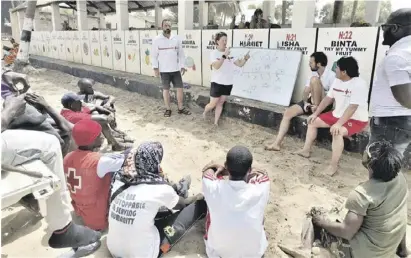  ?? Foto: Cruz Roja España ?? Die spanischen Rettungssc­hwimmer erklärten die Organisati­on am Strand.