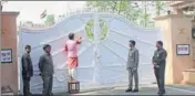  ?? PTI ?? A priest paints 'swastika' and 'OM' symbols outside the official bungalow of UP CM Yogi Adityanath in Lucknow on Monday.