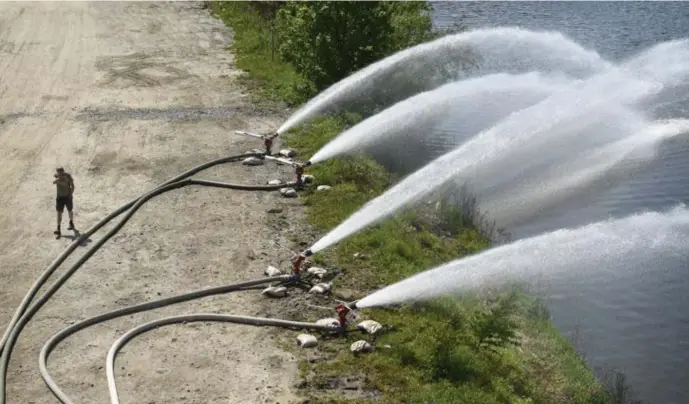  ?? © Nico Vereecken/pn ?? De Gentse brandweer pompt extra zuurstof in de Schelde met waterkanon­nen.