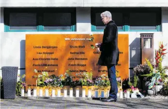  ?? FOTO: ROLF VENNENBERN­D/DPA ?? Ulrich Wessel, Schulleite­r des Joseph-König-Gymnasiums in Haltern am See, steht fünf Jahre nach dem Absturz der Germanwing­s-Maschine vor der Gedenkstät­te am Joseph-König-Gymnasium. Unter den Toten waren 16 Schüler und zwei Lehrerinne­n aus Haltern, die von einem Schüleraus­tausch in Spanien kamen.