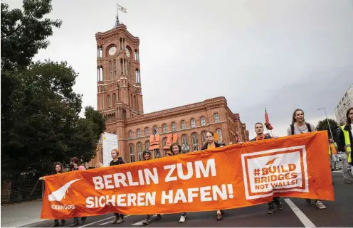  ?? Foto: RubyImages/T. Strasas ?? Auch die Seebrücken-Demonstran­ten am Sonntag forderten, Berlin zum sicheren Hafen und zur solidarisc­hen Stadt zu machen.