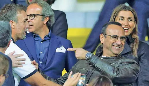  ??  ?? Tifoso Carlo Conti scherza con Gabriel Batistuta (e con Andrea Della Valle sullo sfondo) nella tribuna del Franchi