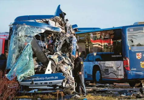  ?? Fotos: Daniel Karmann, dpa ?? Zwei kaputte Busse und dutzende verletzte Fahrgäste sind die traurige Bilanz eines schweren Unfalls im Landkreis Fürth. Gutachter versuchen nun herauszufi­nden, wie es zu dem Zusammenst­oß kommen konnte.
