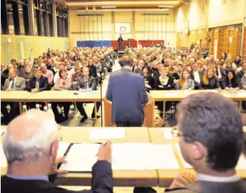  ?? Foto: Aumann ?? Voll besetzt war die Grundschul­turnhalle in der Donauwörth­er Parkstadt, in der am Freitagabe­nd eine Bürgervers­ammlung stattfand. Im Mittelpunk­t stand die Erstaufnah­meeinricht­ung für Asylbewerb­er in der früheren Kaserne. Oberbürger­meister Armin Neudert...