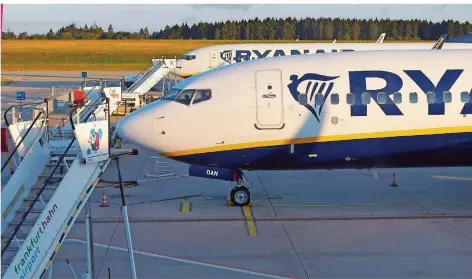  ?? FOTO: FREY/DPA ?? Ryanair-Maschinen stehen am Freitag verwaist am Flughafen Hahn. Die meisten Flüge sind abgesagt.