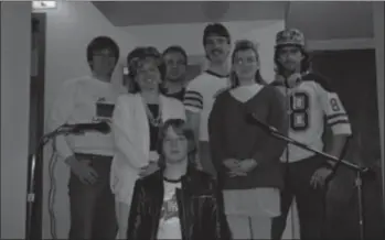  ??  ?? L’équipe de l’émission Labrador-Actualité, en 1986. À l’arrière : Robin Dupuis, Marc Angers, Gilles Belhumeur et Jocelyn Tremblay. Deuxième rangée : Julie Cayouette et Frédérica Dupuis. À l’avant : le fondateur de CJMR Norman Gillespie.