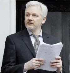  ??  ?? In esilio Julian Assange nell’ambasciata ecuadoregn­a di Londra