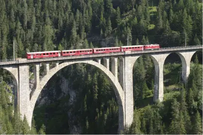  ?? FOTO: TT ?? ■■ Tågsträcka­n mellan S:t Moritz och Zermatt i Schweiz bjuder på fantastisk­a tåguppleve­lser.