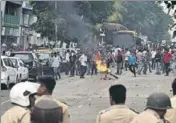  ?? BACHCHAN KUMAR/HT ?? Protesters pelt stones at police personnel at Kopar Khairane in Navi Mumbai on Wednesday.
