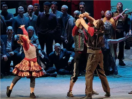  ?? ?? In scena
Un momento di «Pagliacci» di Leoncavall­o. L’opera è in scena in questi giorni al Teatro alla Scala