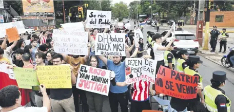  ?? ?? Con el grito de “dictadura nunca más”, estudiante­s de la UNA se manifestar­on la semana pasada frente al campus en San Lorenzo.