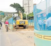  ??  ?? EN EL PROYECTO DE CUATRO VIENTOS se avanza en la construcci­ón de la vía paralela a la avenida 3 de San Luis.